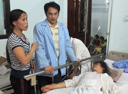 Lật xe khách ở Lào, 15 người thương vong