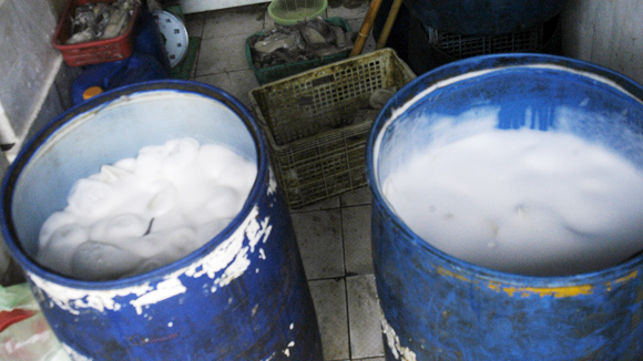 Tẩy mùi thực phẩm thối bằng oxy già công nghiệp