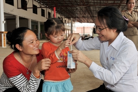 TH True MILK trao 300.000 ly sữa cho nước bạn Lào