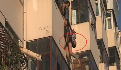 Xem hàng xóm giải cứu đôi tình nhân rơi khỏi ban công