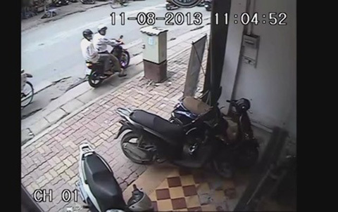 Vác gạch đuổi theo tên trộm SH trên phố