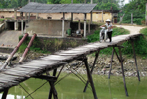 Hà Nội: Rơi khỏi “cầu khỉ”, bị nước cuốn mất xác