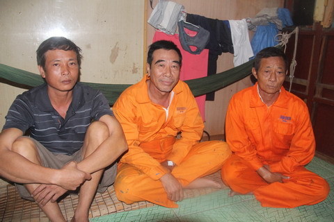 Chìm sà lan trên sông, cứu sống 4 thủy thủ