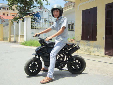 Học sinh lớp 12 chế xe máy từ đồng nát