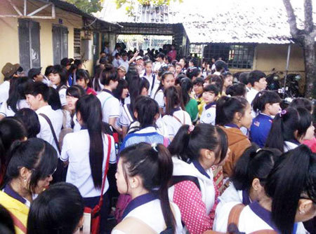 100 học sinh bị đuổi về vì mặc quần ống hẹp