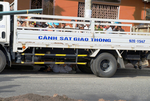 Đòi nồi cháo, cụ ông nằm trong gầm xe CSGT