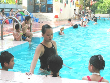 9X dạy bơi thu nhập trăm triệu mỗi tháng