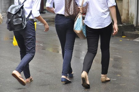 Quần hẹp ống gặp nhà giáo dục hẹp lòng
