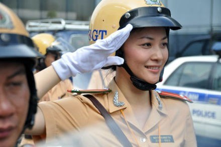 Cán bộ còn phải biết khóc?