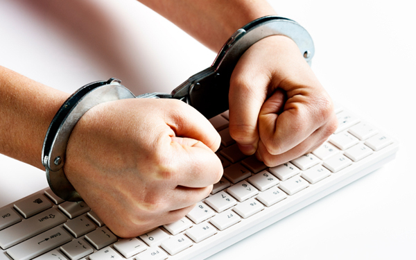 Khởi tố một phóng viên chiếm đoạt tài sản