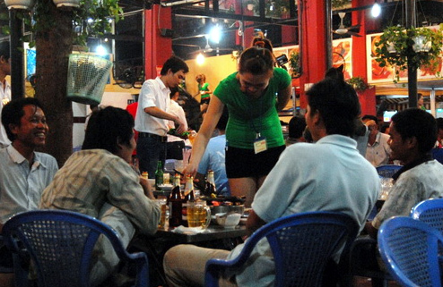 Bực khách, nhân viên đổ cả chai nước mắm vào nồi lẩu