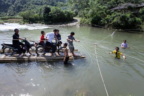 100 hộ dân đánh đu mạng sống qua suối dữ