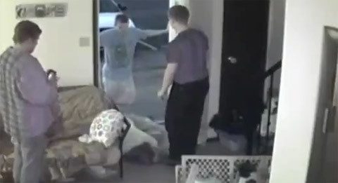 Người hàng xóm cứu cô gái bị bạn trai hành hung