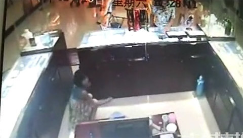 Bé gái trộm điện thoại chủ cửa hàng