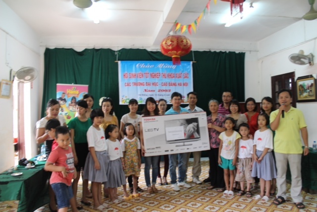 Chia sẻ khó khăn với trẻ em mồ côi Hà Đông