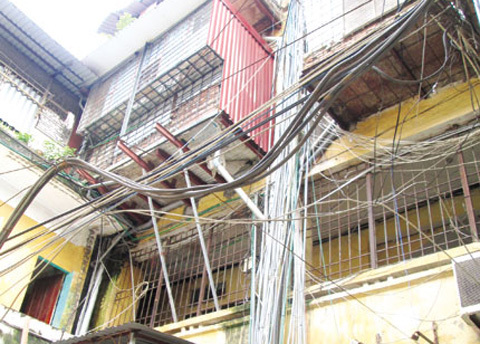 Kinh hoàng phân người “chảy” trên đầu