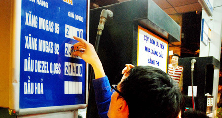 Lãi to lại kêu lỗ không chịu giảm giá xăng