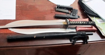 2 cô gái bị truy sát kinh hoàng trên phố