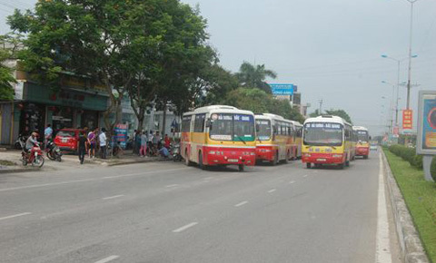 20 xe bus dàn hàng chặn đối thủ, khách hoảng sợ