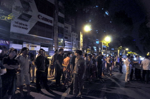 Cháy lớn ở khu phố Tây, 3 cụ già được cứu thoát