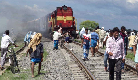 Người dân giận dữ đốt tàu đâm người hành hương