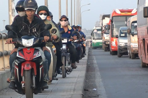 Kẹt xe kéo dài ở cửa ngõ Sài Gòn