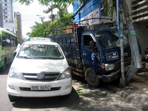 Xe tải mất thắng gần đèn đỏ, hàng chục người thoát chết