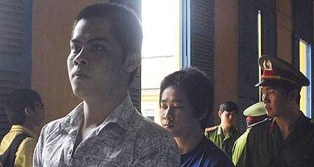 Dụ thiếu nữ 13 tuổi uống say, quan hệ tới có thai