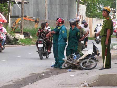Nổ súng trấn áp tội phạm, vô tình trúng người đi đường