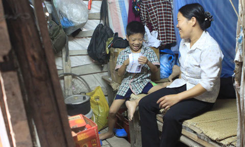 “Mẹ Huệ” thuê đất dựng chòi, trường kì chữa bệnh cho con