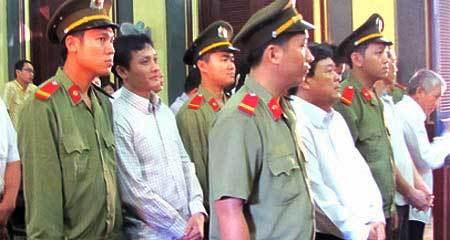 Nhận ‘lót tay’ tiền tỷ, quan huyện bị đề nghị từ 27 – 30 năm tù