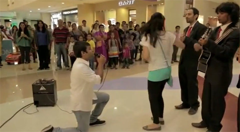 Cầu hôn hotgirl bị đập vỡ đầu