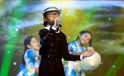Mỹ Chi giả trai hát 