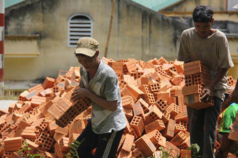 'Người rừng' khuân gạch xây nhà