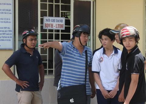 Chửi nhau trên mạng, “xử” nhau trước cổng trường
