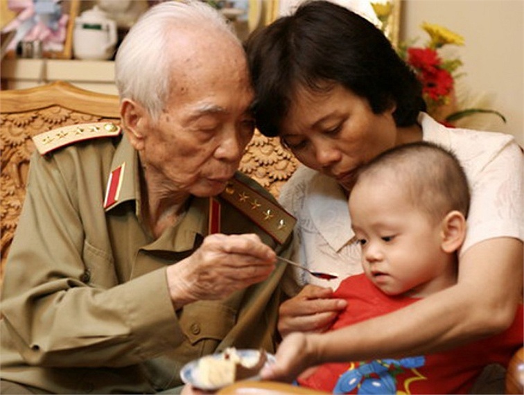 Giây phút hạnh phúc của tướng Võ Nguyên Giáp bên gia đình