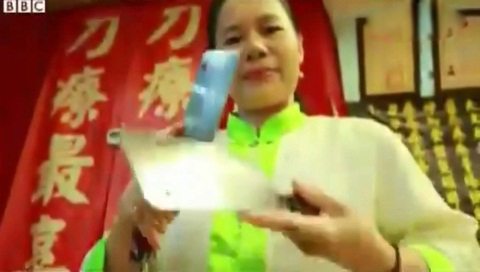 Rùng mình dùng dao phay chém da thịt để... mát xa