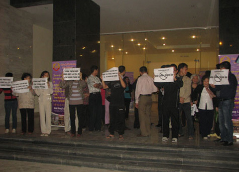 Mùi hôi, tiếng ồn tra tấn dân chung cư cao cấp