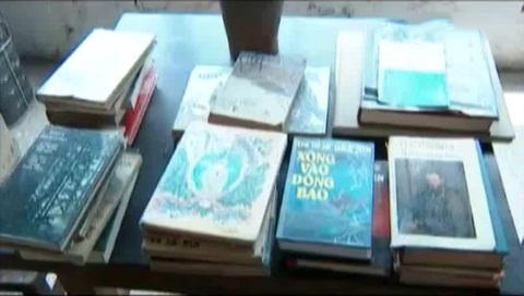 Sờ tận tay những kỷ vật một thời tem phiếu