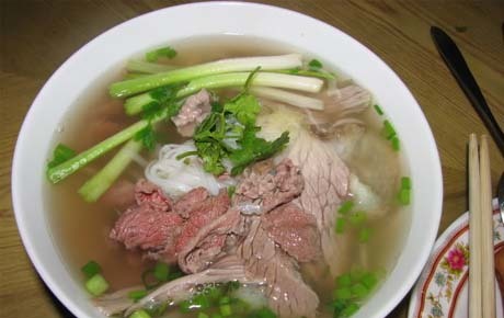 Quán hàng xập xệ, món ngon HN có mãi tồn tại?