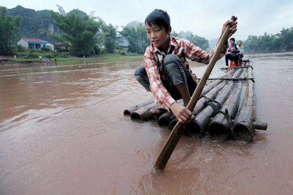 Độc đáo nơi học trò vác mái chèo đi học