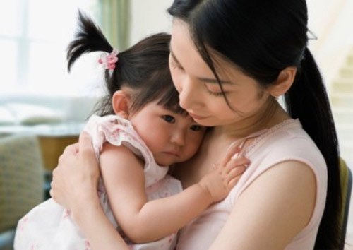 Xót xa nỗi lòng mẹ cho con đi nhà trẻ sớm