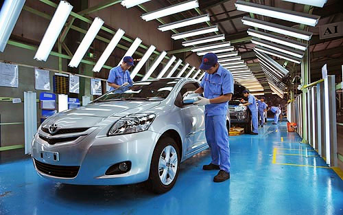 Thời điểm quyết định giảm giá ô tô trong nước