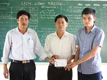 VietNamNet trao tặng 100 triệu đồng xây dựng trường học