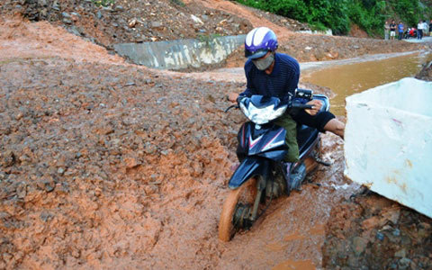 Bùn đất bao phủ đường, quốc lộ ách tắc nghiêm trọng