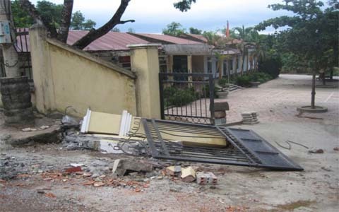 Giây phút sập cổng trường, 4 người chết