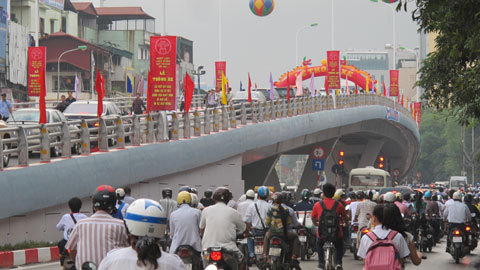 Hà Nội thông xe cầu vượt bằng thép 181 tỷ