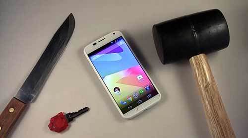 Video: 'Tra tấn' Moto X bằng dao, búa và chìa khoá