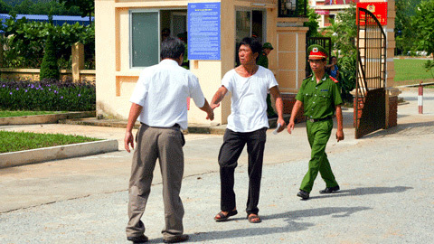 Niềm vui ngày rũ bỏ áo tù