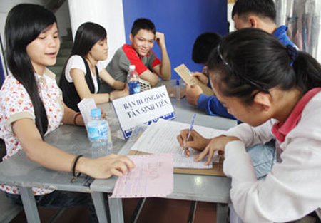 Phụ phí 'vây' sinh viên